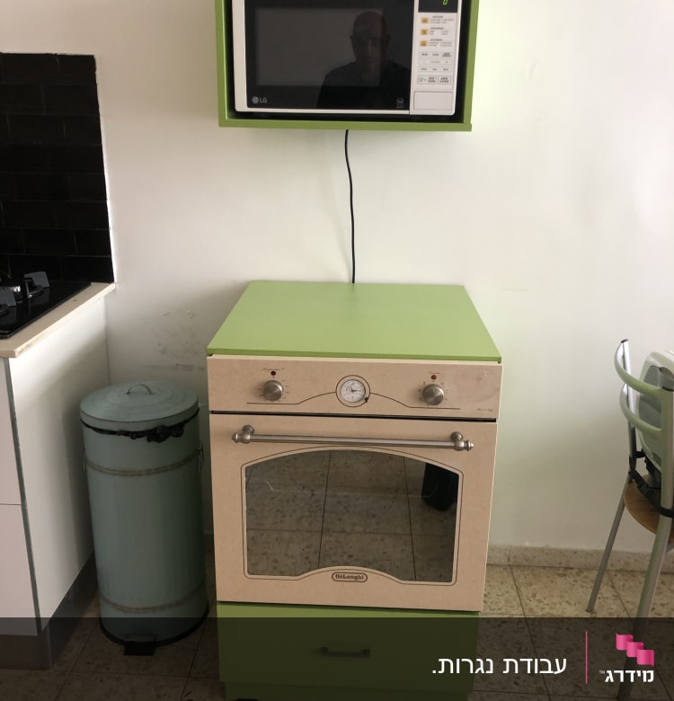 תנור ירוק עם מדף למיקרוגל